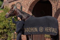 Deka ESKADRON HERITAGE odpocovací s nápisem modrá L